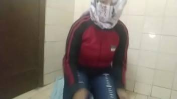 Arabian Muslim العربية الجنس أمي Masturbates Squirting Pussy On Live Webcam Instead Of Praying"